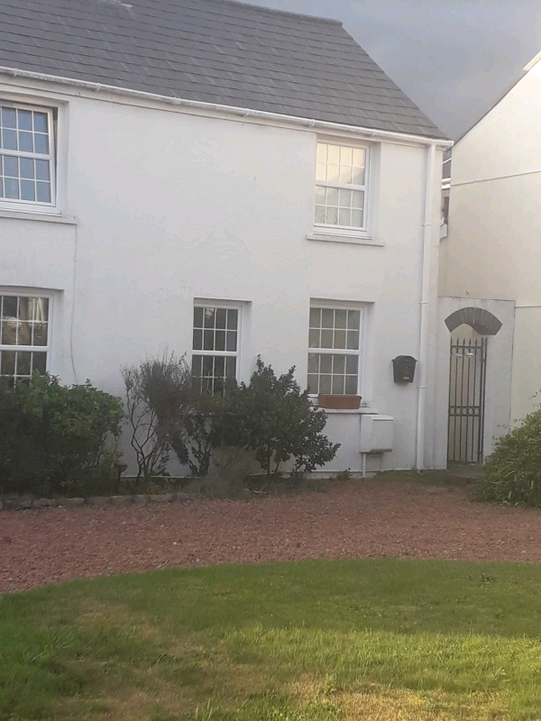 SPACIOUS ONE BEDROOM APARTMENT IN PORTHCAWL TOWN. in Porthcawl