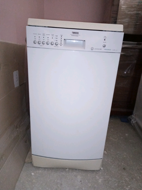 Dishwasher Zanussi Slimline, White ZSF 4143 450mm Jetstream wide in