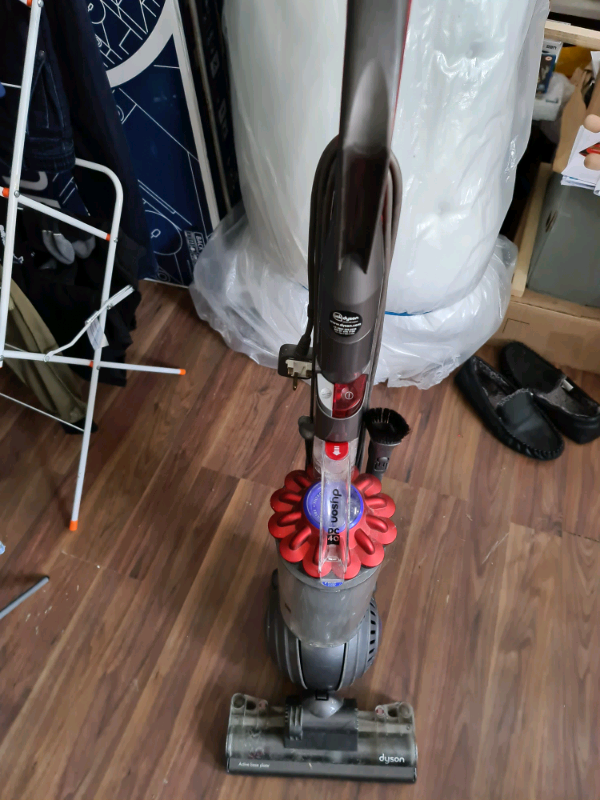 Dyson Vacuum cleaner avalible as ONE UNIT or BRAKING FOR PARTS | in