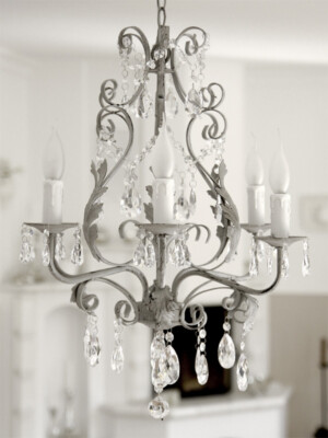 Kronleuchter SHABBY GREY 6-armig antik grau hellgrau Eisen mit Kristallen chic