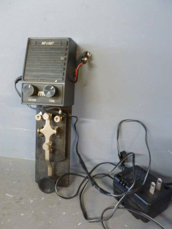 MFJ-557 Morse Code Practice Oscillator With Key. Speaker / Headphone Jack