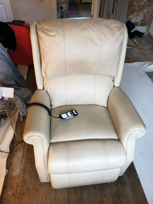 HSL LEATHER RISER RECLINER CHAIR VERY GOOD CONDITION in Southside