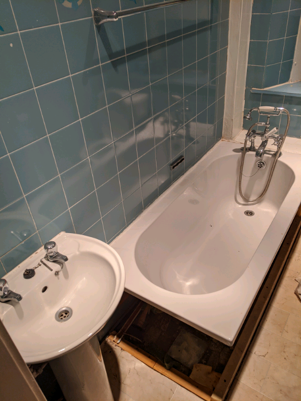 Used bath and basin. Free pickup in Paisley, Renfrewshire Gumtree