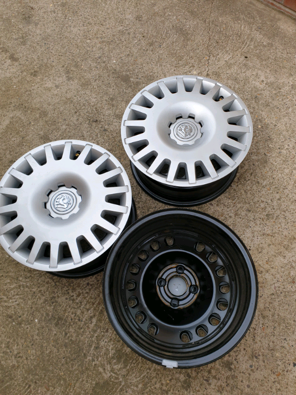 Vauxhall Astra mk5 wheel trims x4 and rims x 3 in Hull, East