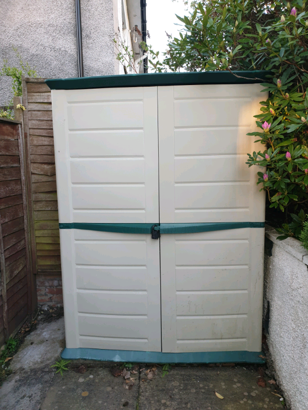 Plastic garden shed, great condition (must dismantle & collect) in