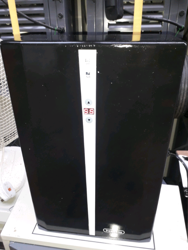 SMALL PELTIER 12 VOLT DEHUMIDIFIER WITH HUMIDITY CONTROL in Tyldesley