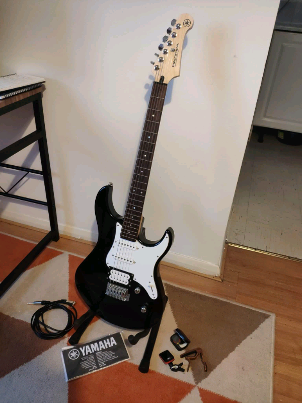 Yamaha Pacifica 112V electric guitar plus accessories. | in Surrey