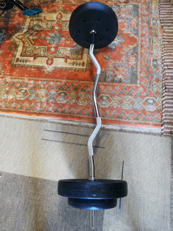 Ez bar, barbell. bicep / tricep curls bar with 20kg of weights in