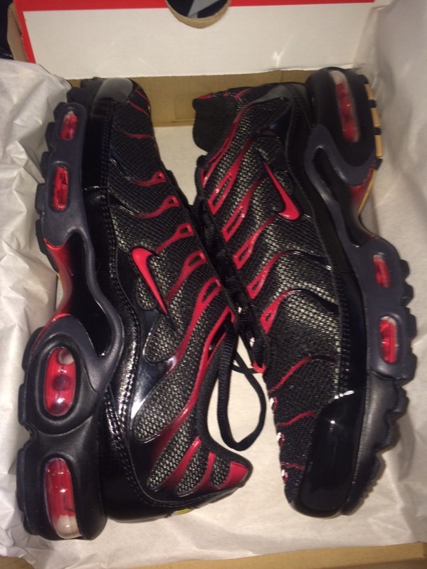 red and black tn air