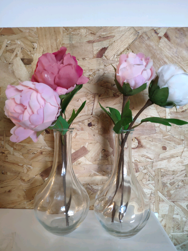 Wedding Decorations Glass Vases And Artificial Flowers In