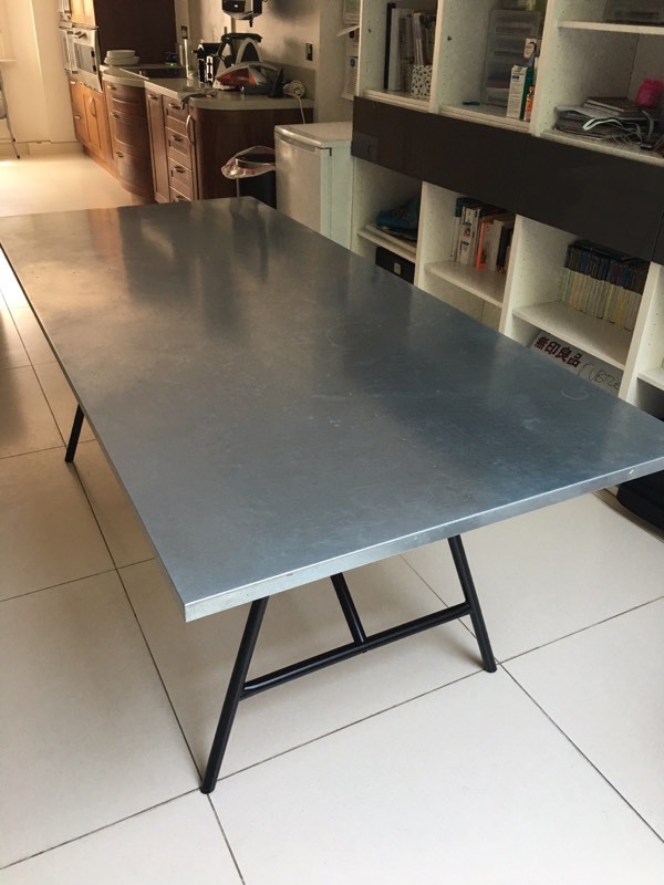 Dinning table. yeoman Habitat 8 places table. 8 months of use. Good