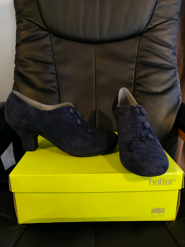 Ladies navy blue sueded hotter shoes, size 7 never worn
