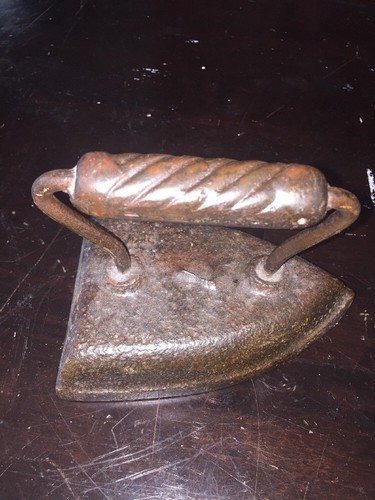 Antique No. 7 Sadiron Sad Iron Lines in handle