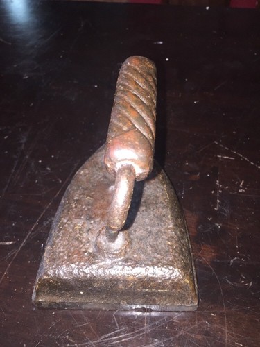 Antique No. 7 Sadiron Sad Iron Lines in handle