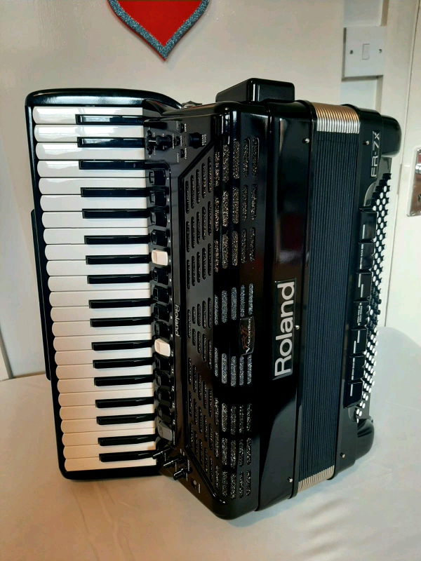 ACCORDION ROLAND FR 7X EXCELLENT CONDITION! in East Croydon, London