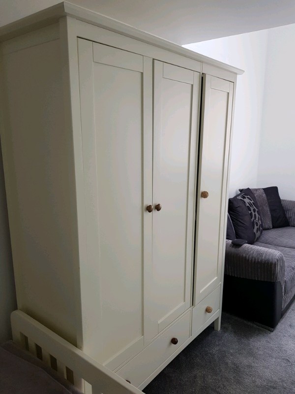 Hastings Ivory Triple Wardrobe In Very Good Condition For Sale In
