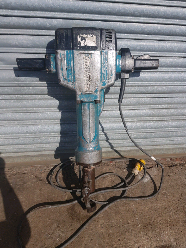 Makita hm 1810 110v concrete breaker demolition hammer in Hindley