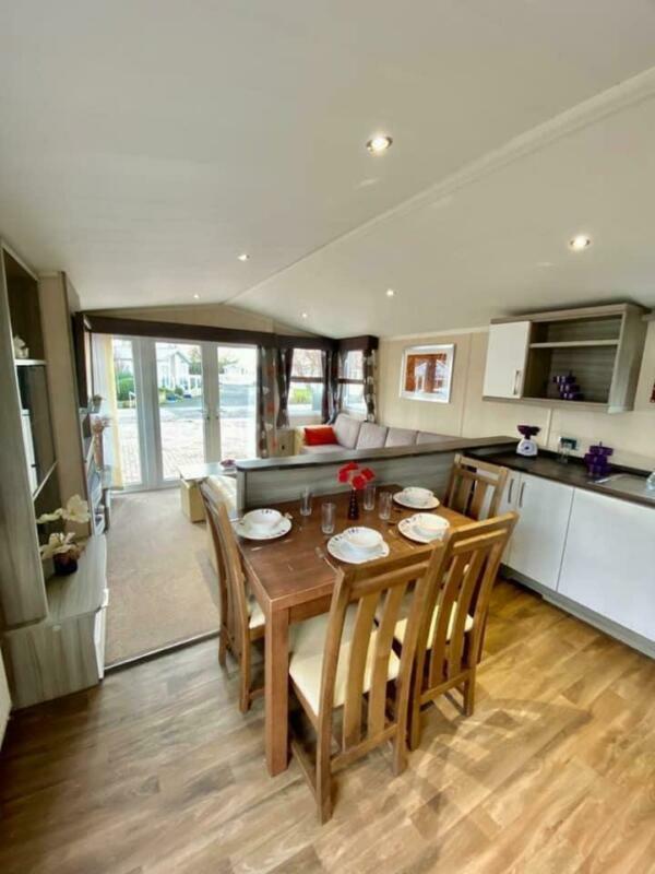 STATIC CARAVAN FOR SALE LYONS WINKUPS TOWYN OPEN CHRISTRMAS NEW YEAR