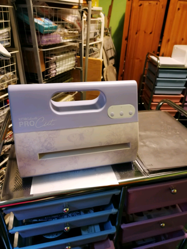 Electric die cutting machine, hardly used. Make Kit n Caboodle in