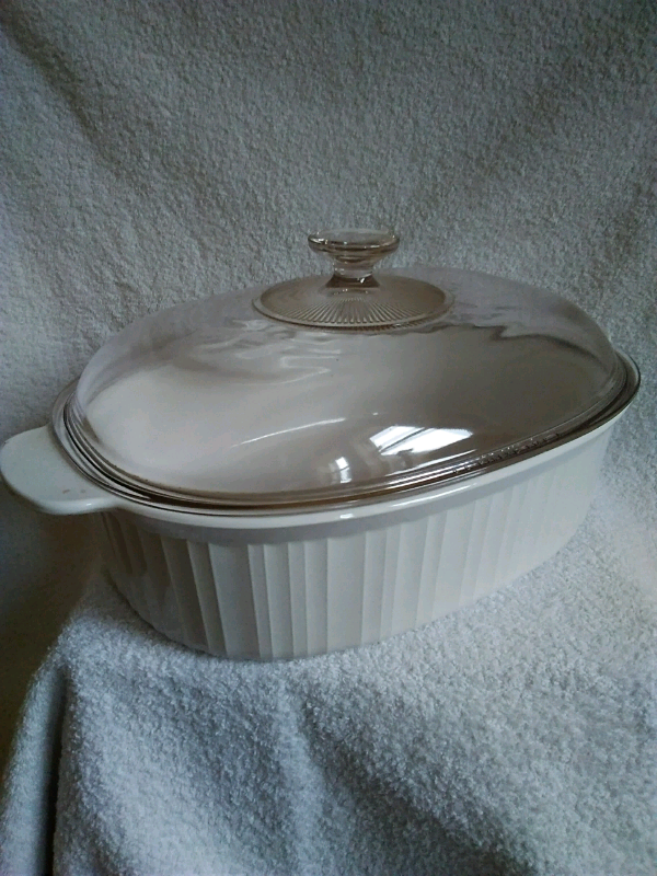 LARGE CORNING WARE CASSEROLE DISH ( 4ltrs.) WITH CLEAR PYREX LID in