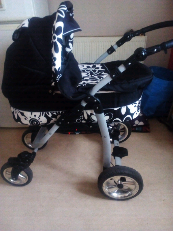 Black and white pram in Hull, East Yorkshire Gumtree