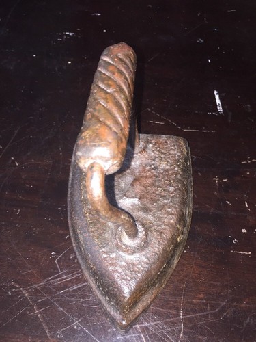 Antique No. 7 Sadiron Sad Iron Lines in handle