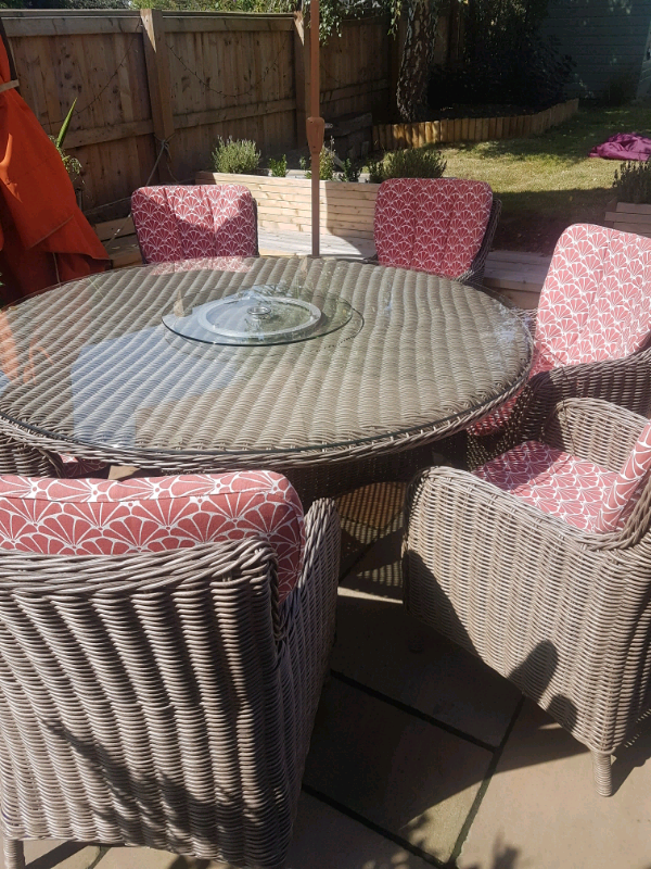 8 seater garden table and chairs, excellent condition | in Salisbury