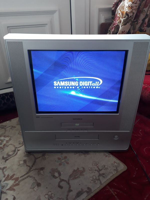 Samsung 17 flatscreen CRT TV/DVD/VHS combi UW17J11VD in York, North