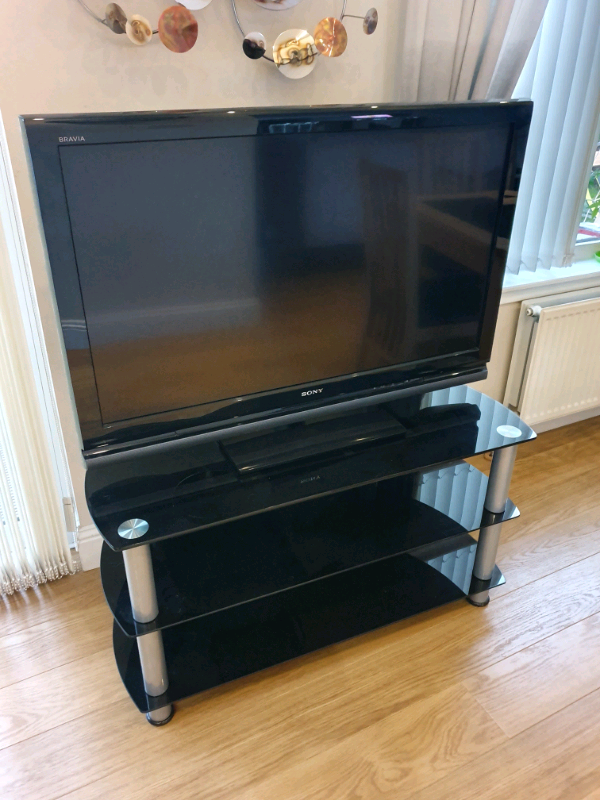 Sony Bravia 40 inch TV with gloss black stand in Broughty Ferry