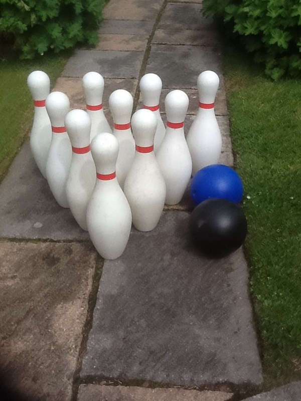 large garden ten pin plastic bowling set very good condition in