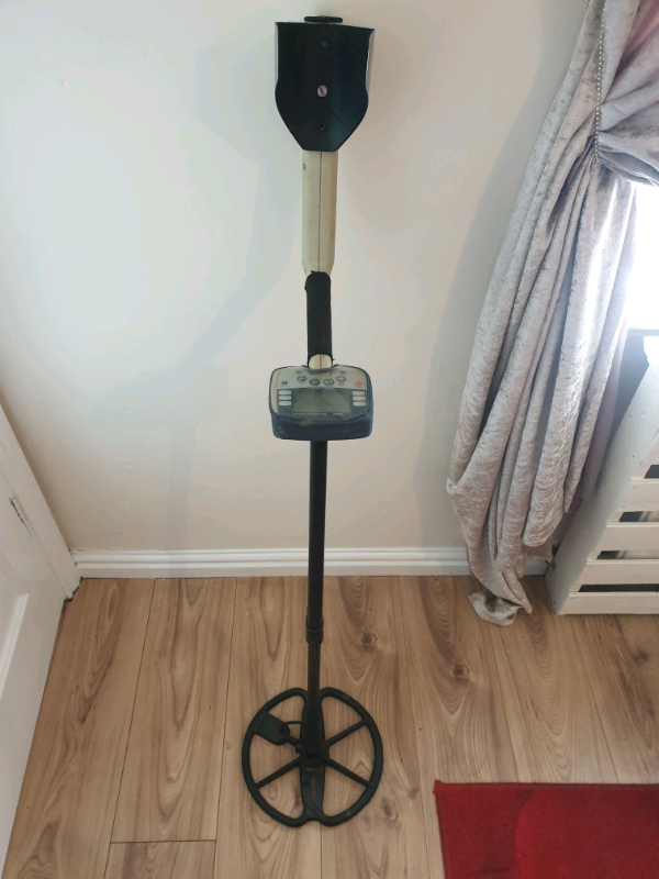 Minelab explorer xs metal detector with carbon stem pro coil in