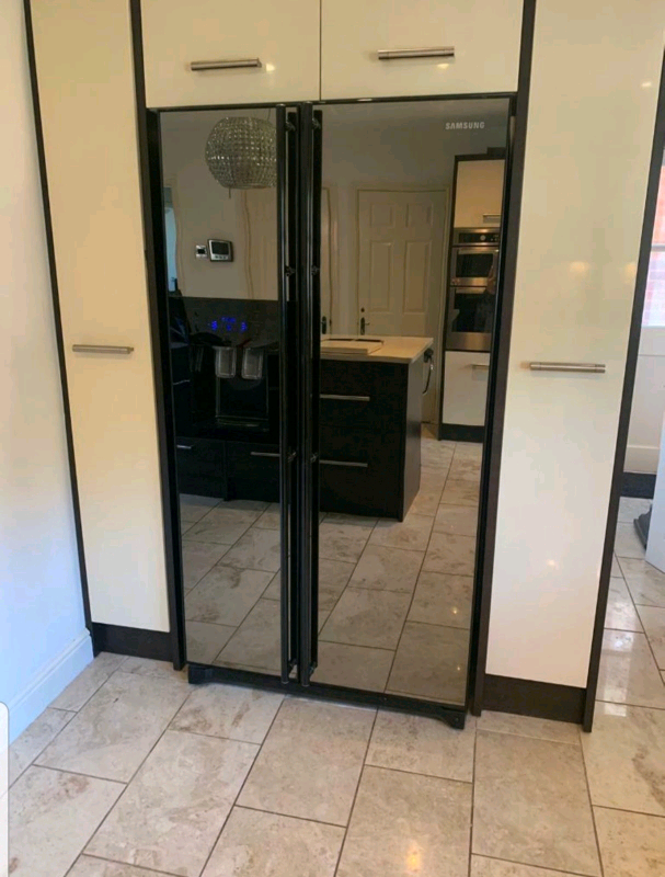 Gloss black samsung mirroring effect American fridge freezer in