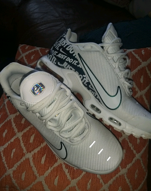 white nike trainers size 7