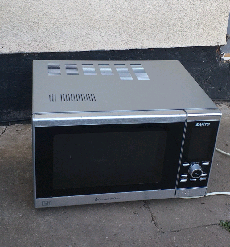 LARGE MICROWAVE: SANYO,900W* delivery available * | in Digbeth, West