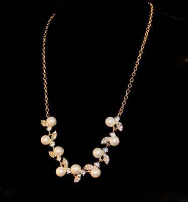 Vintage single strand White Faux Pearl gold tone Necklace 18 inches rhinestones