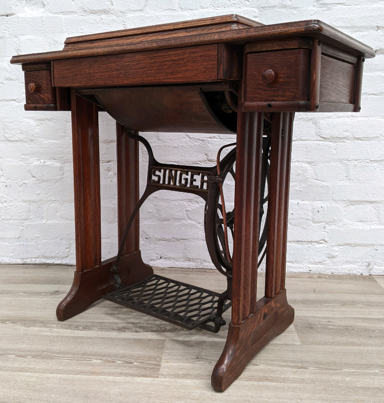 Singer Sewing Machine with Oak Frame (DELIVERY AVAILABLE) in East End