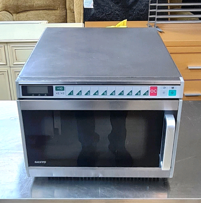 Sanyo Commercial Microwave in perfect working order. Inner plate crack