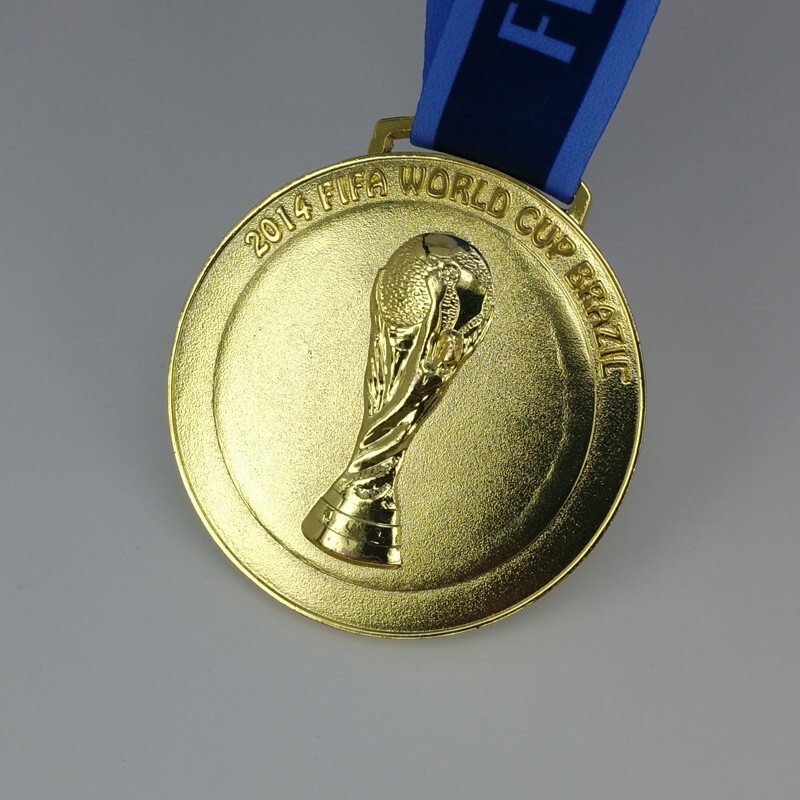 2014 FIFAワールドカップ純金2g 45mm Licensed 2014 FIFA World Cup Replica Trophy - Official