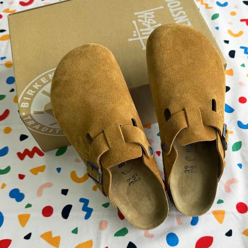 ★人気★【STUSSY】★Birkenstock x Stussy Boston Clog Caramel Birkenstock Boston x Stussy Suede Soft Footbed Caramel Clog