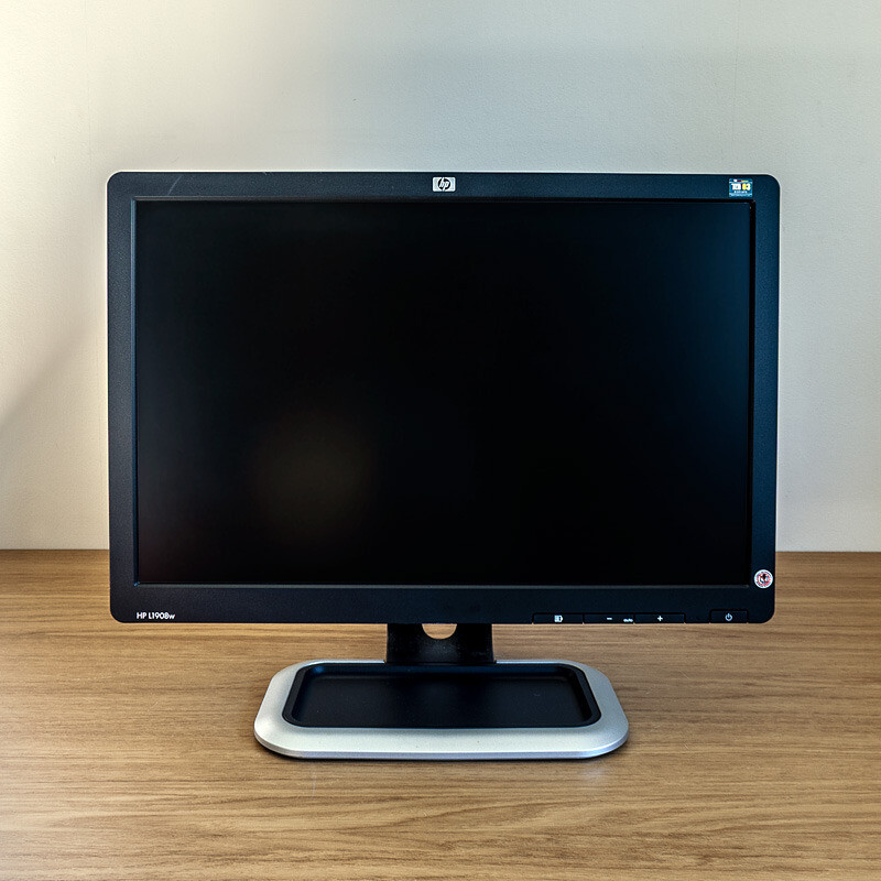 HP L1908w 19" Matte LCD Display with VESA mount options in Bromley