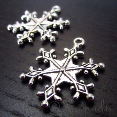 Snowflake 29mm Antiqued Silver Plated Winter Charms C6186 - 10, 20 Or 50PCs