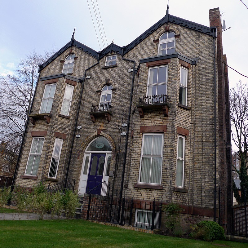 NEWLY DECORATED, MODERNISED 2 BEDROOM FLAT, Lane, Liverpool, L17 in Aigburth