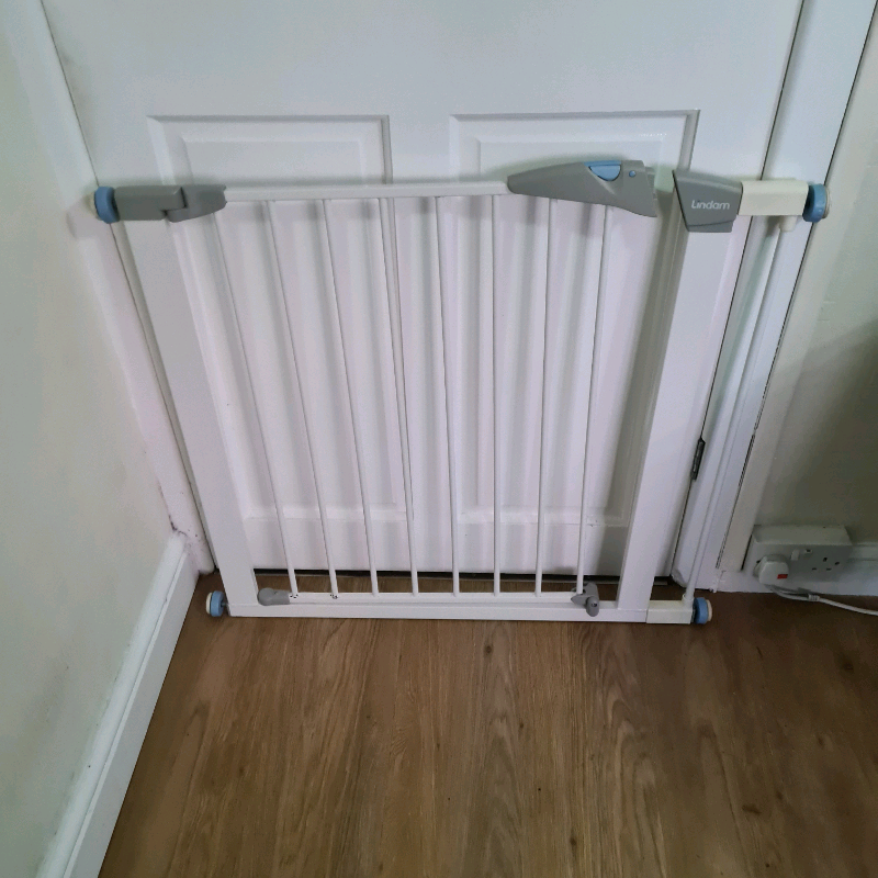 Lindam pressure fitting stair gate with extension in Totterdown