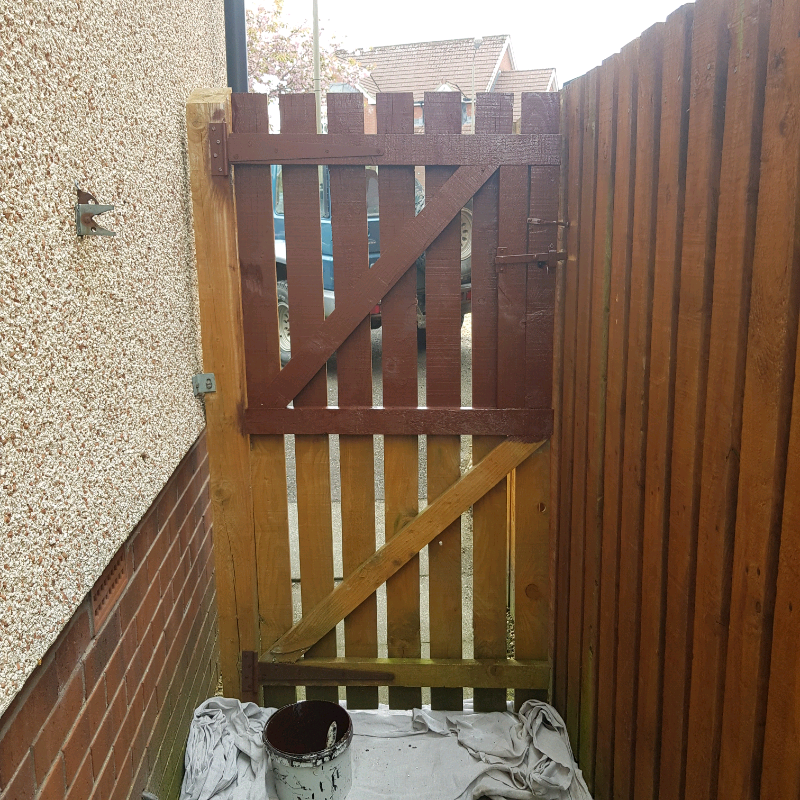 2 gallons of fence paint dark brown in Stirling Gumtree