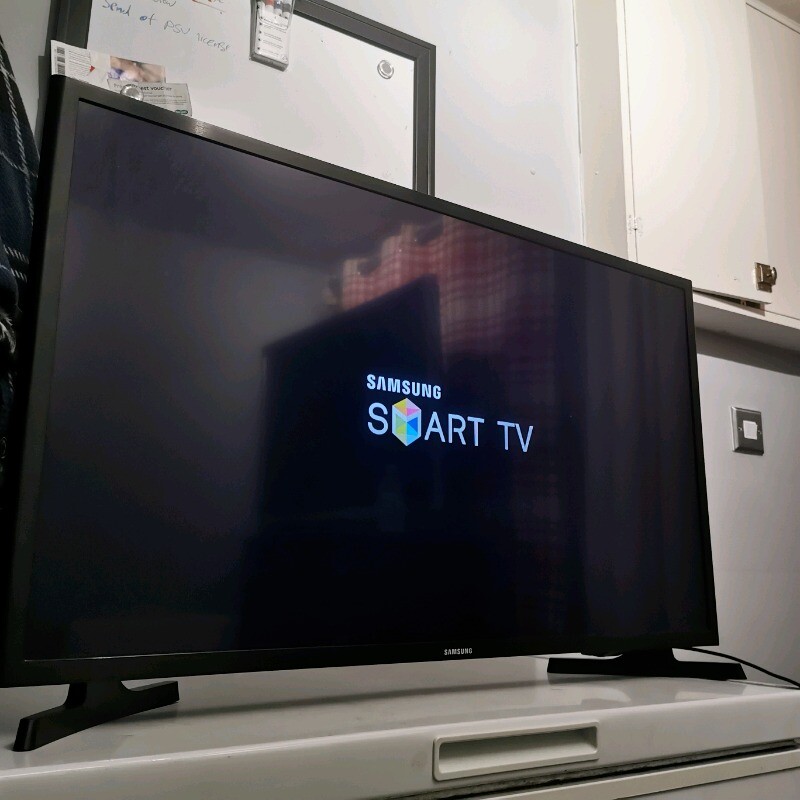 Samsung 32inch Smart LED TV Built in WiFi,Freeview and FreeSat HD Built