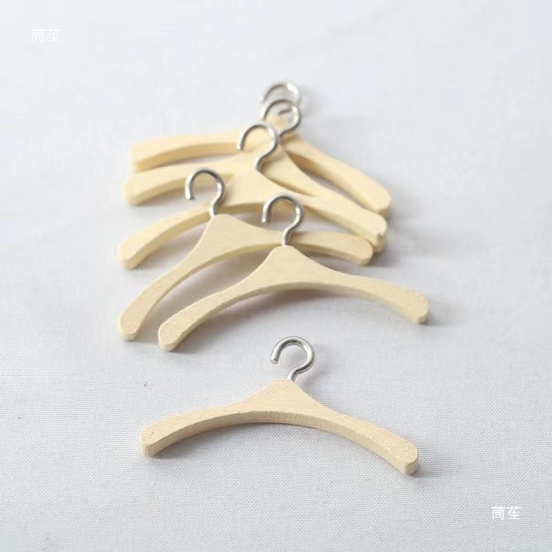 10x À Maison de Poupée Mini En Cintres Vêtements Suspendu En Rack