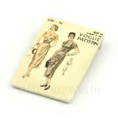 Maison de Poupées Miniature Vogue Robe Motif Paquet (DPP069)