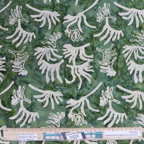 Quilting Patchwork Batik Olive Kangaroo Paw 50x55cm FQ