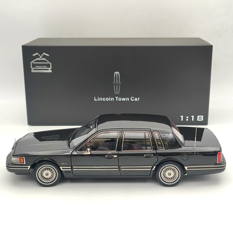 1/18 Lincoln Towncar V8 1993-1995 Super Diecast model (Leather