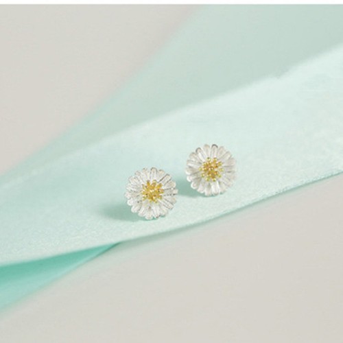 white J5C3 SGH Cute Vintage Style Cute Small Daisy Flower Stud Earrings new